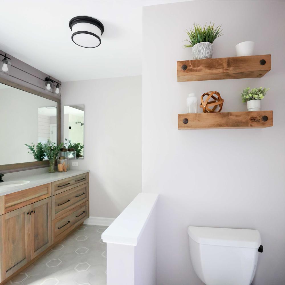 Estanterías de madera en un baño moderno con iluminación elegante y decoración equilibrada