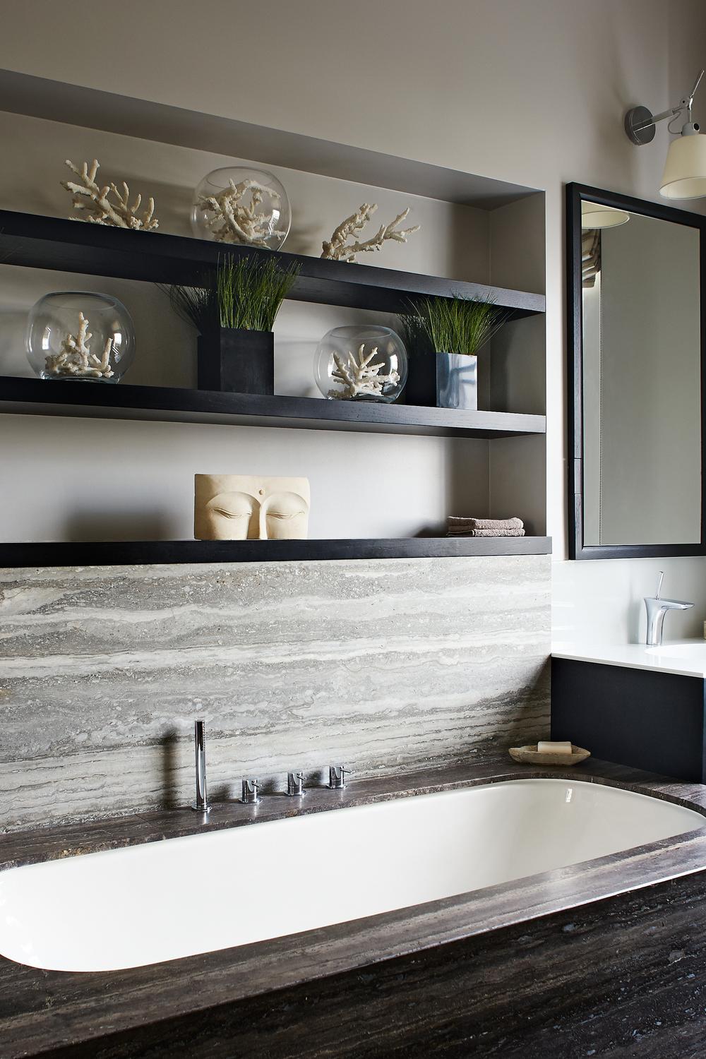 Estanterías abiertas de color negro en un baño moderno con decoración elegante