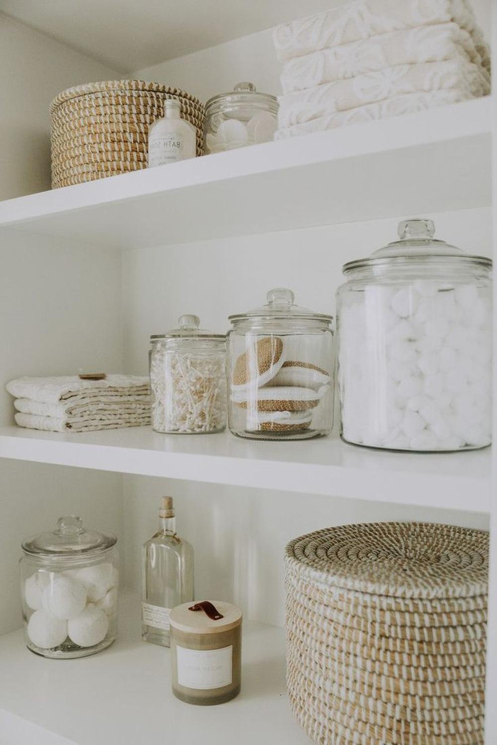 Estanterías blancas organizadas en un baño moderno