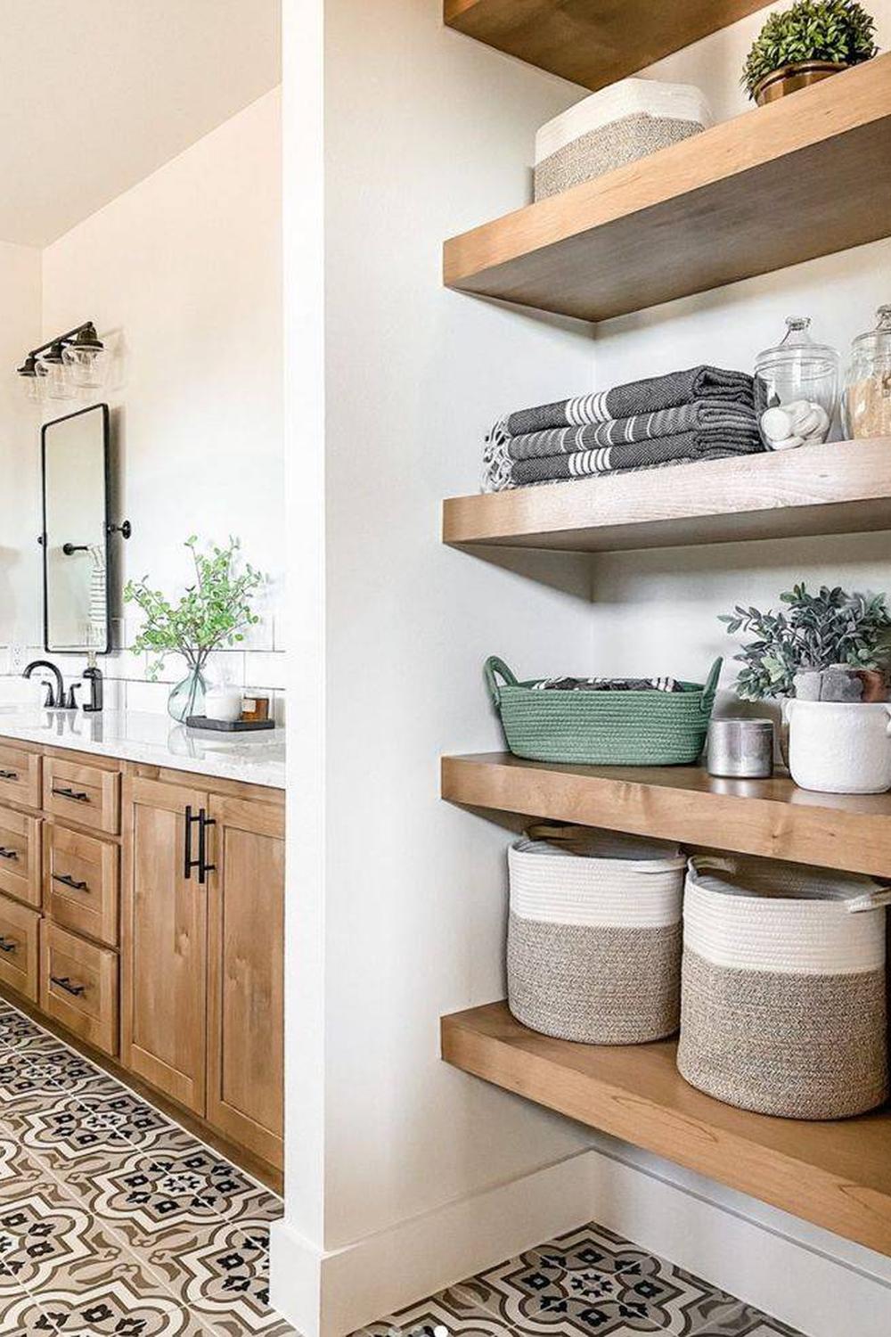 Estantes abiertos en un baño moderno con toallas y decoraciones naturales