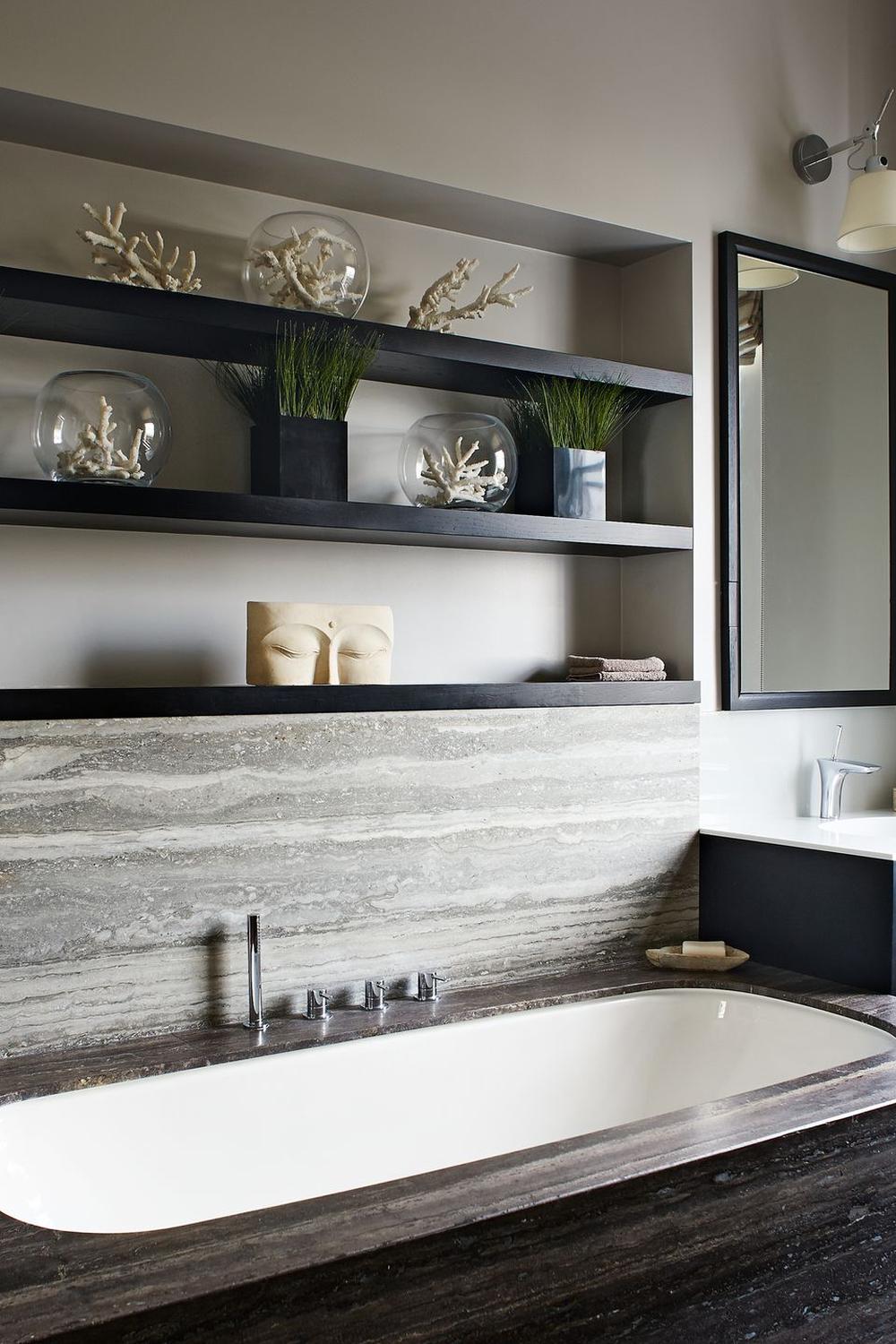 Estantes abiertos modernos y decorativos en un baño lujoso