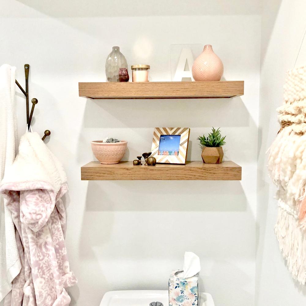 Estanterías abiertas con elementos decorativos en un entorno moderno