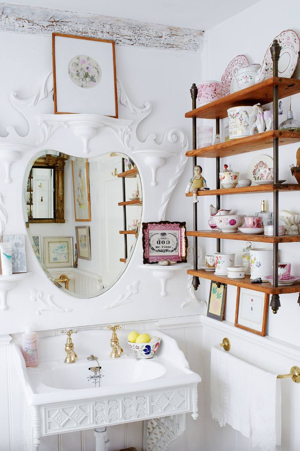 Estantes abiertos de estilo vintage en un baño acogedor