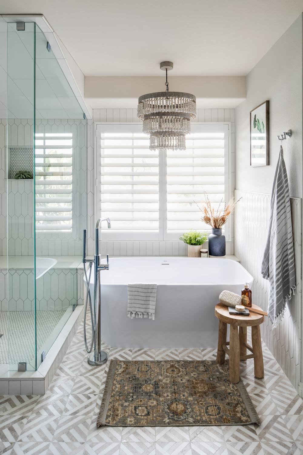 Baño con bañera independiente y ducha con azulejos hexagonales