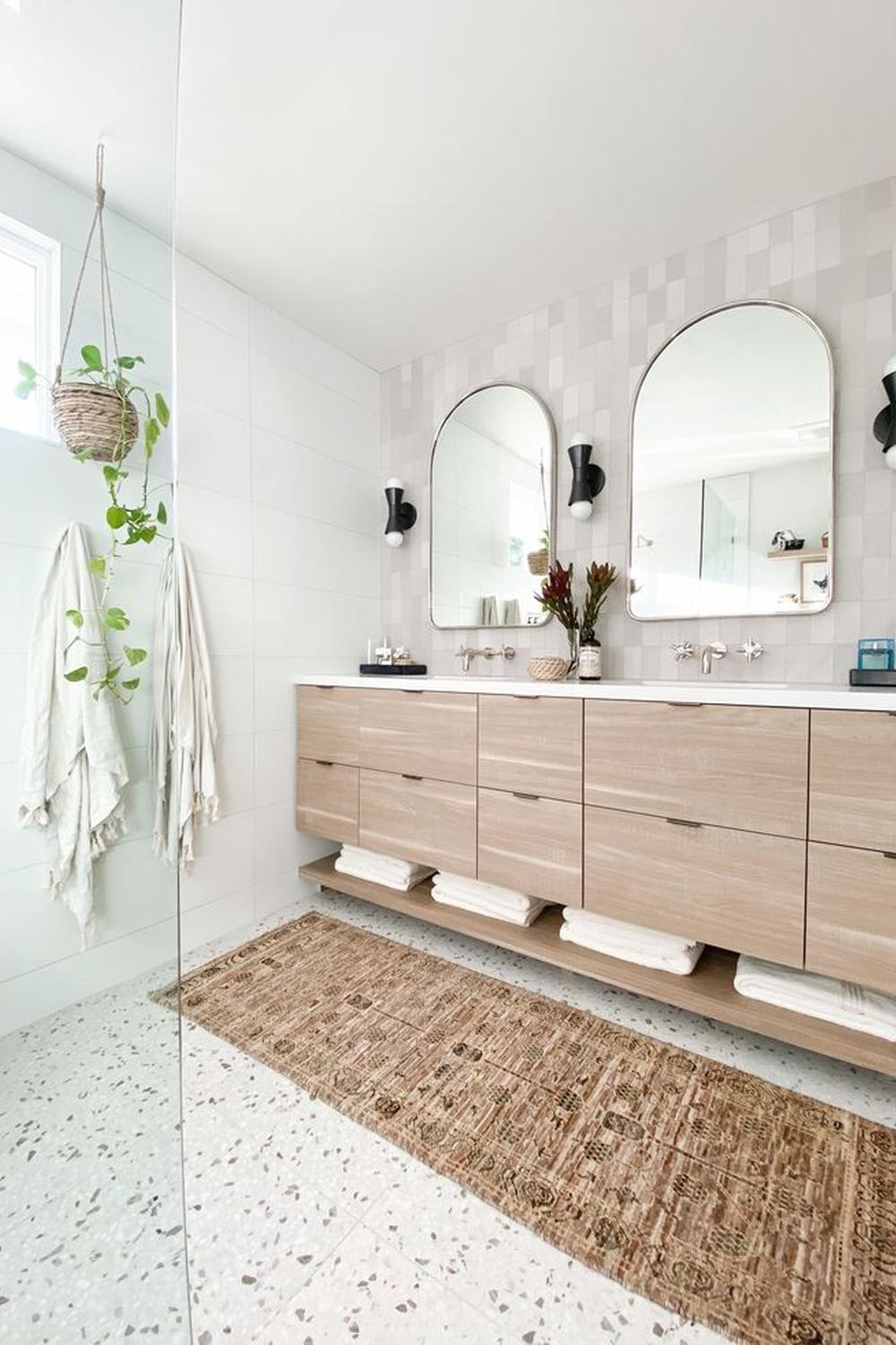 Baño moderno y minimalista con elementos orgánicos
