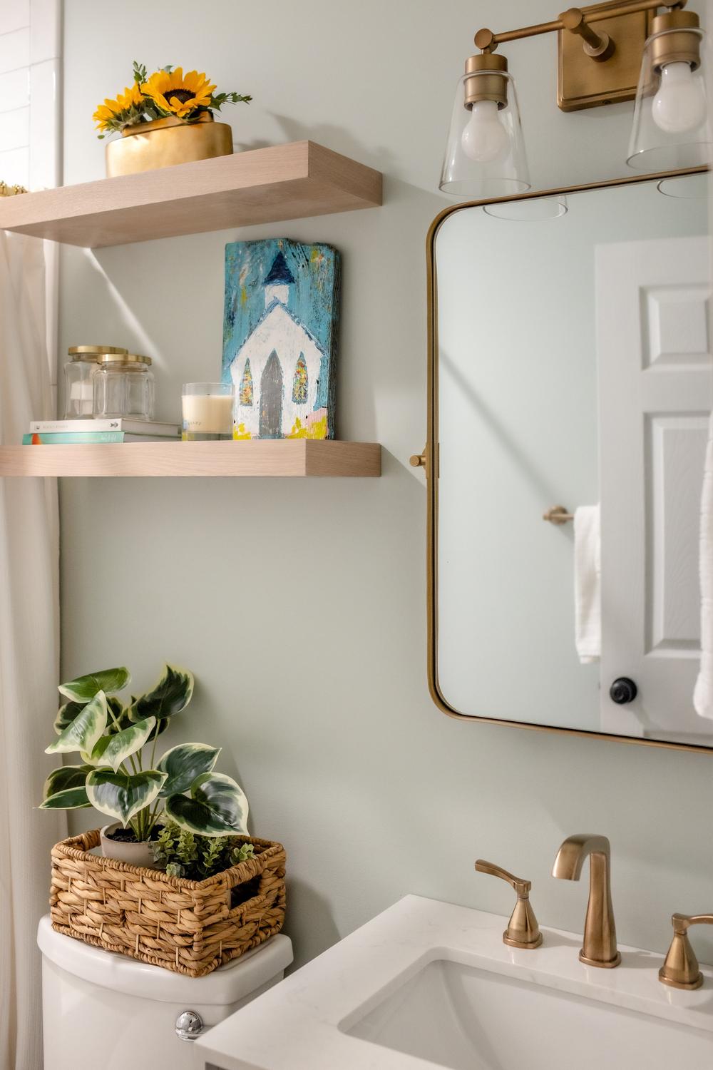 Baño orgánico con estantes de madera y decoraciones vibrantes