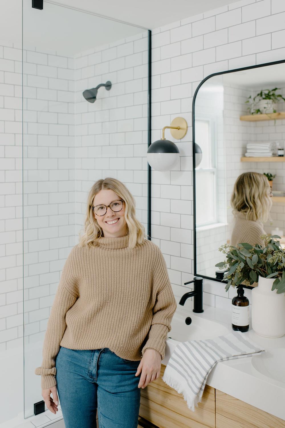 Baño luminoso y aireado con diseño moderno y orgánico
