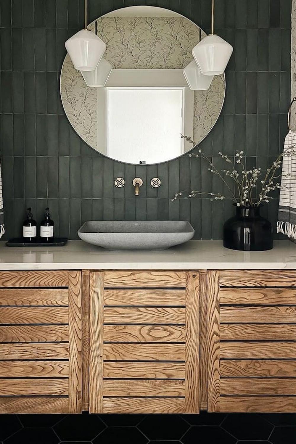 Diseño de baño en tonos verdes oscuros con elementos modernos