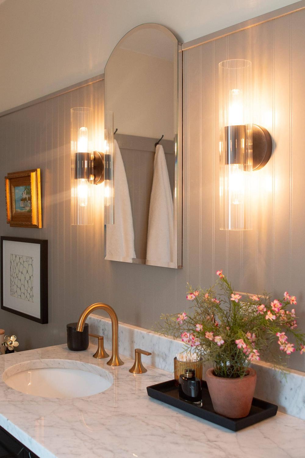 Baño moderno con mármol y tonos suaves que aportan lujo