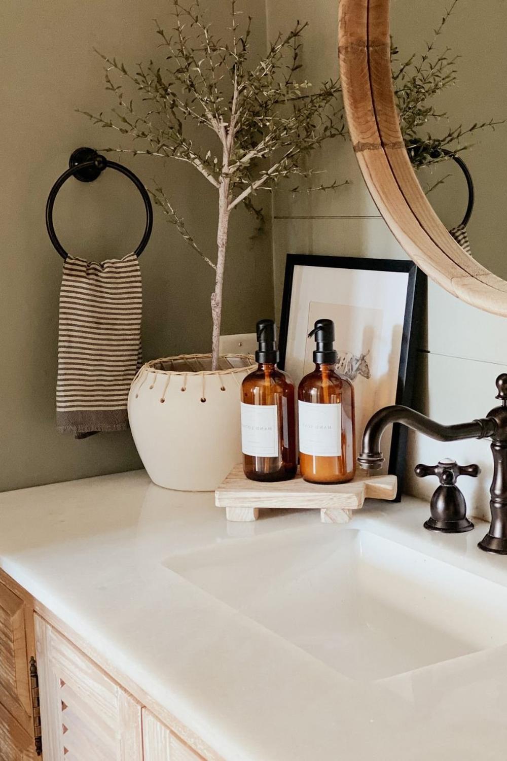 Baño orgánico de lujo con elementos decorativos esenciales