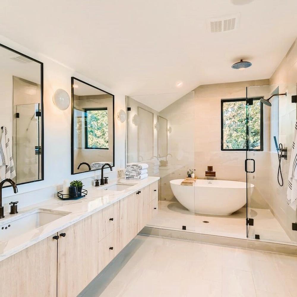 Baño moderno con toques cálidos y detalles elegantes