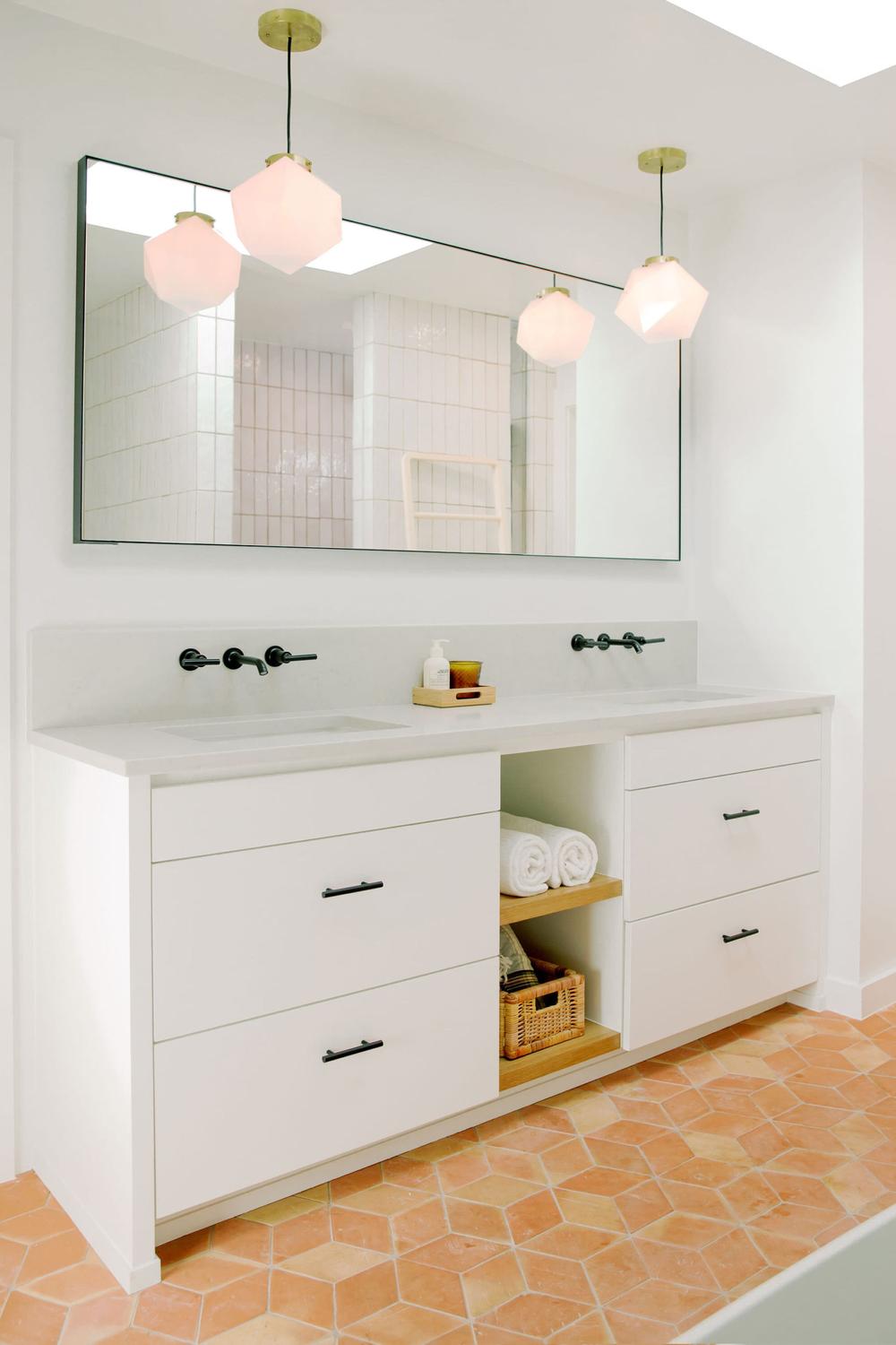 Baño minimalista con madera clara y encanto moderno