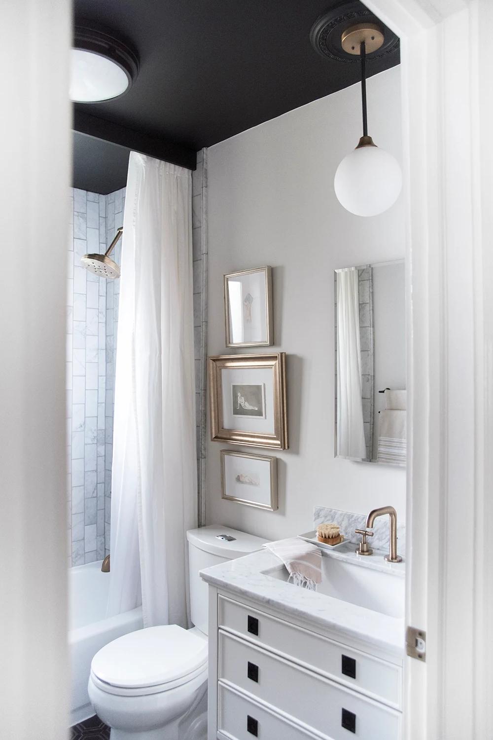 Baño moderno con techo negro y diseño elegante
