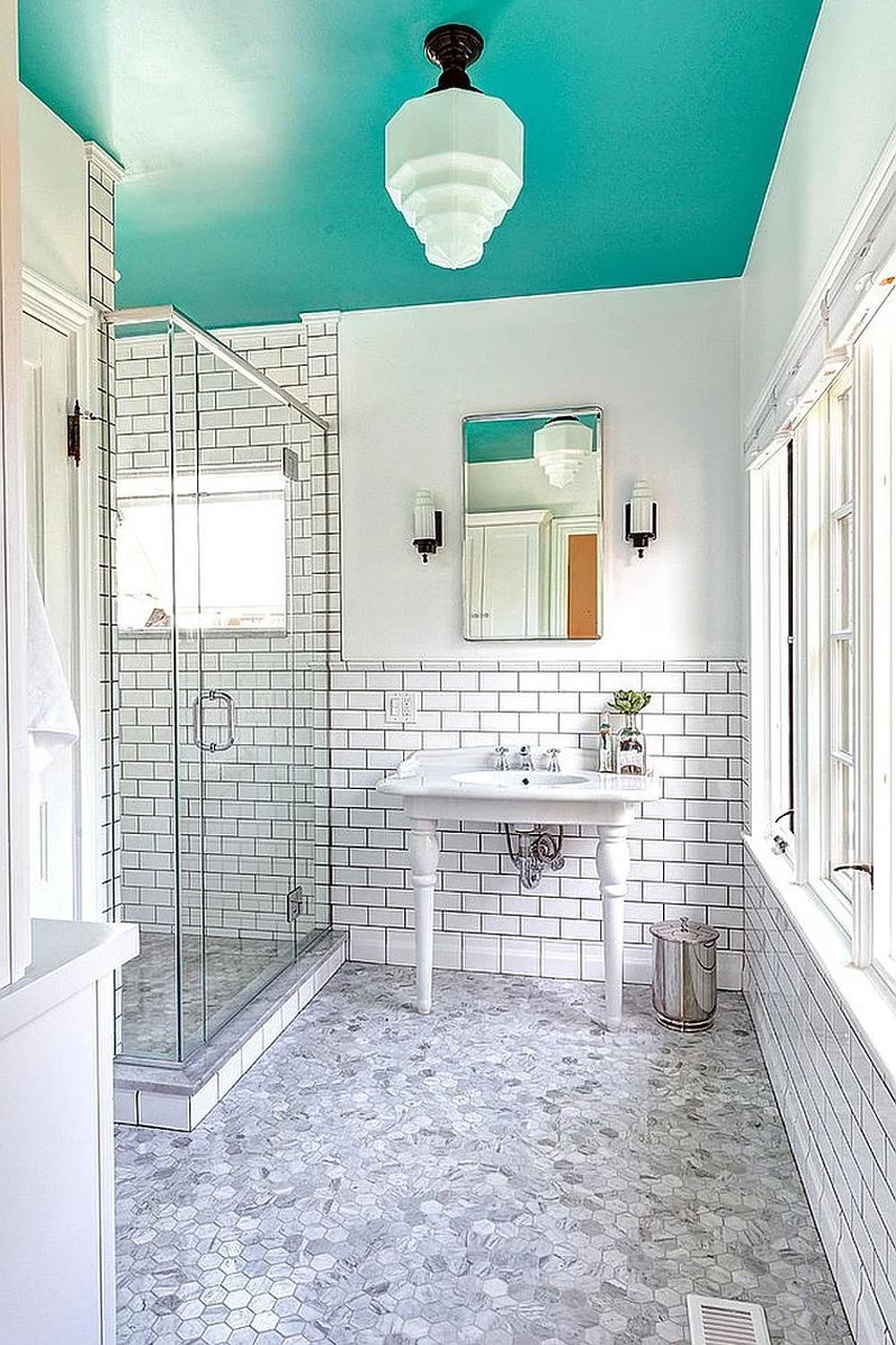 Baño moderno con techo turquesa y azulejos blanco