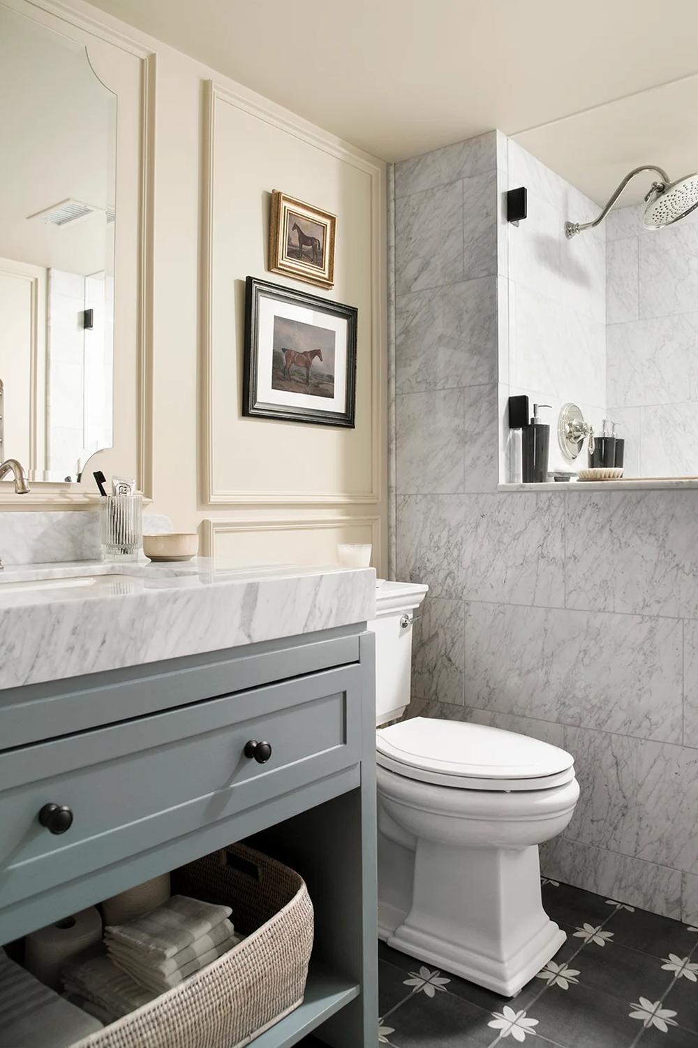 Baño moderno con techo neutro y mueble azul