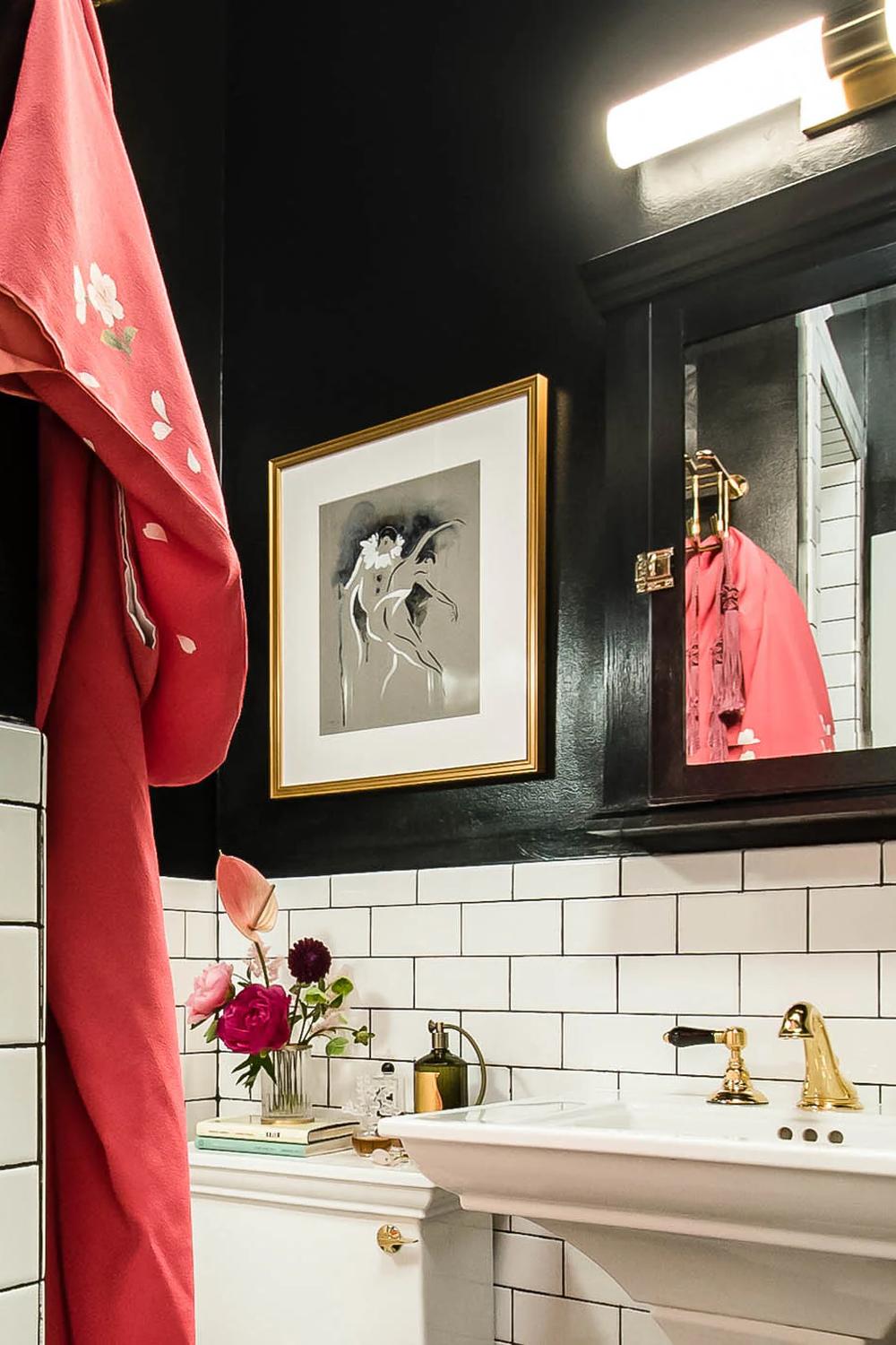 Baño moderno con paredes negras y detalles en blanco