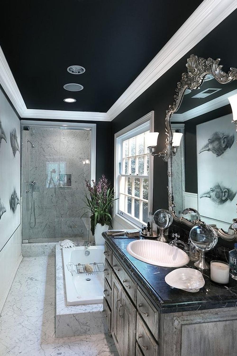 Baño moderno con techo elegante y diseño sofisticado