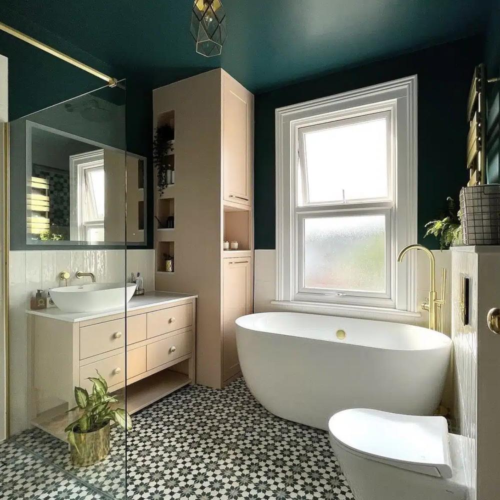 Baño contemporáneo con techo verde mar y bañera moderna