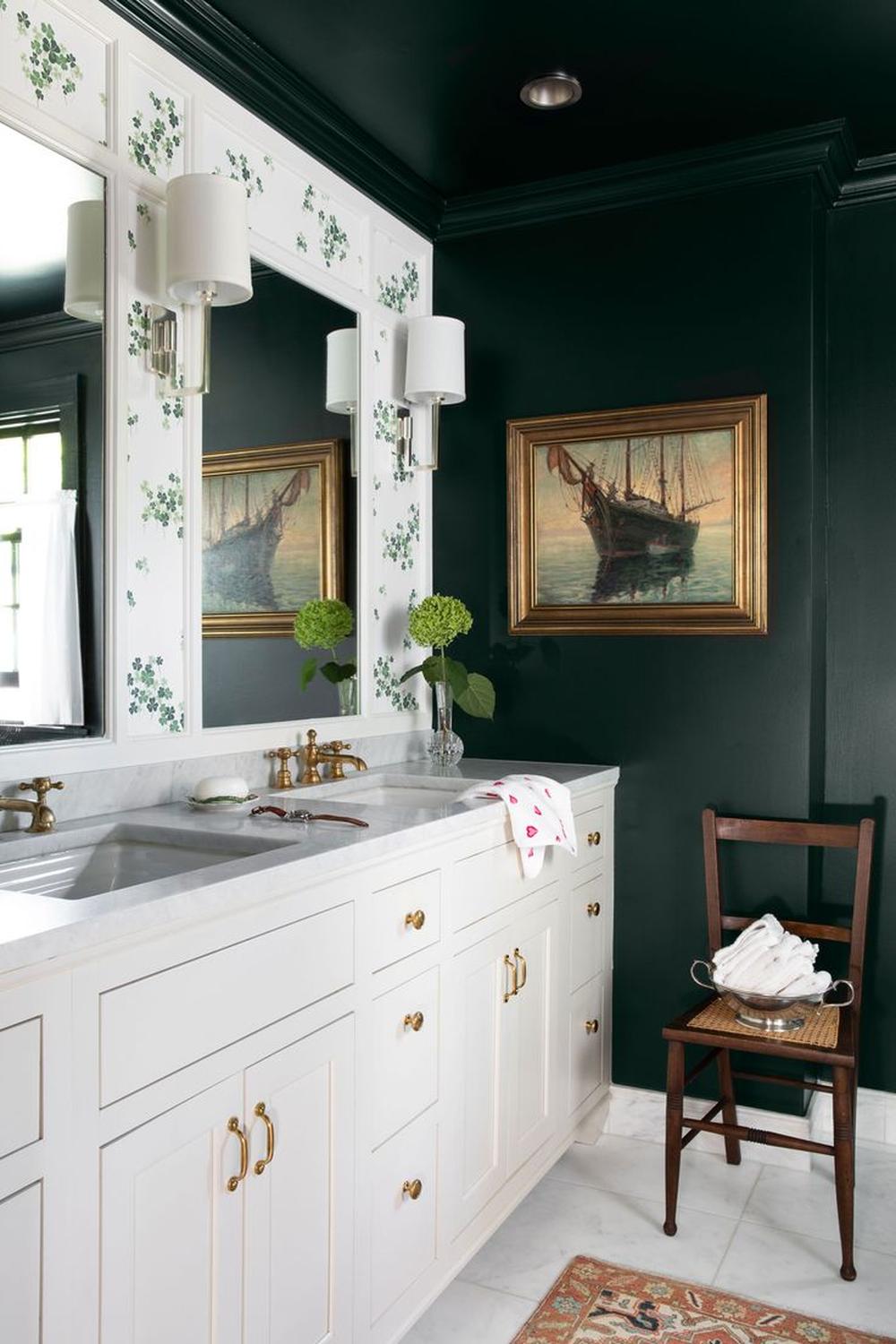 Baño elegante con techo negro y decoración blanca
