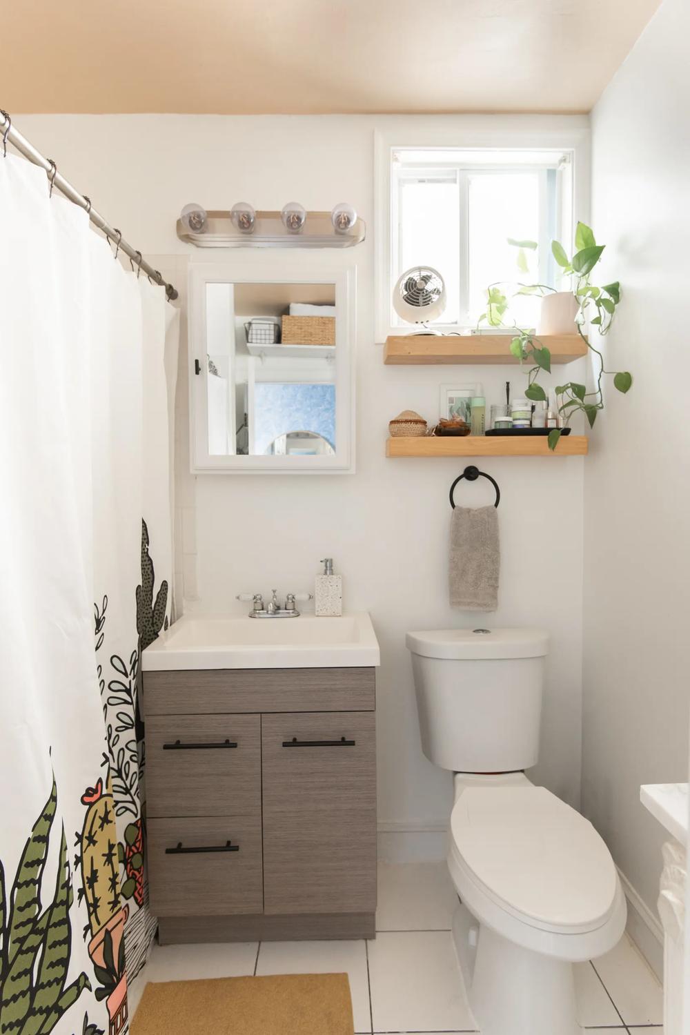 Baño acogedor con techo cálido y diseño moderno