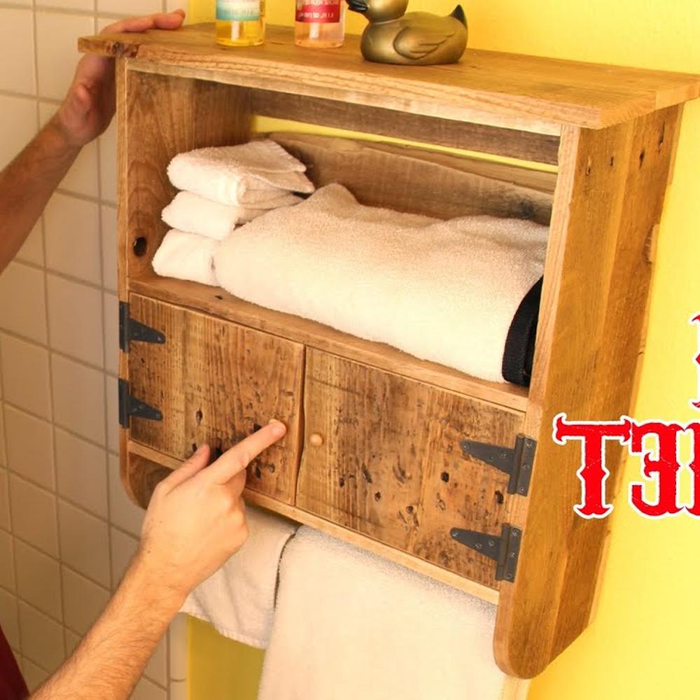 Estantería de lavabo con palets y acentos coloridos