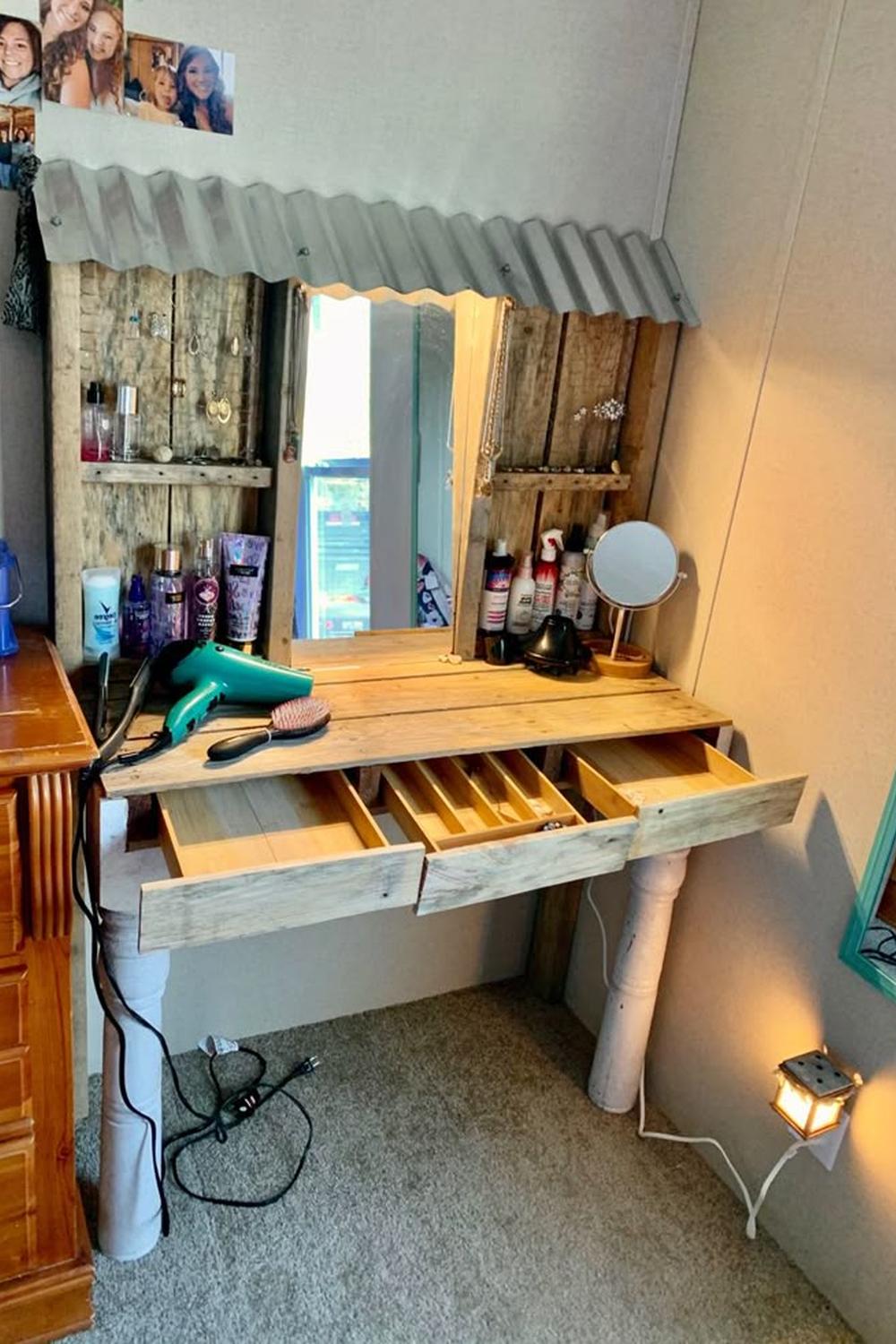 Lavabo de palets con paneles decorativos