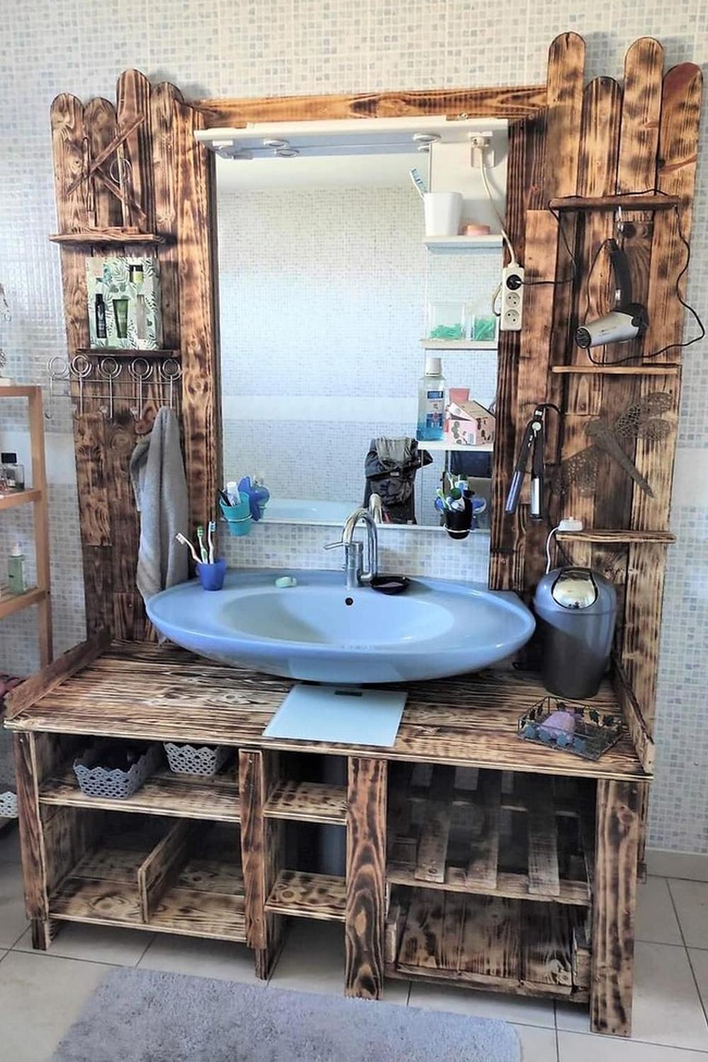 Lavabo con acentos azules y palets reciclados