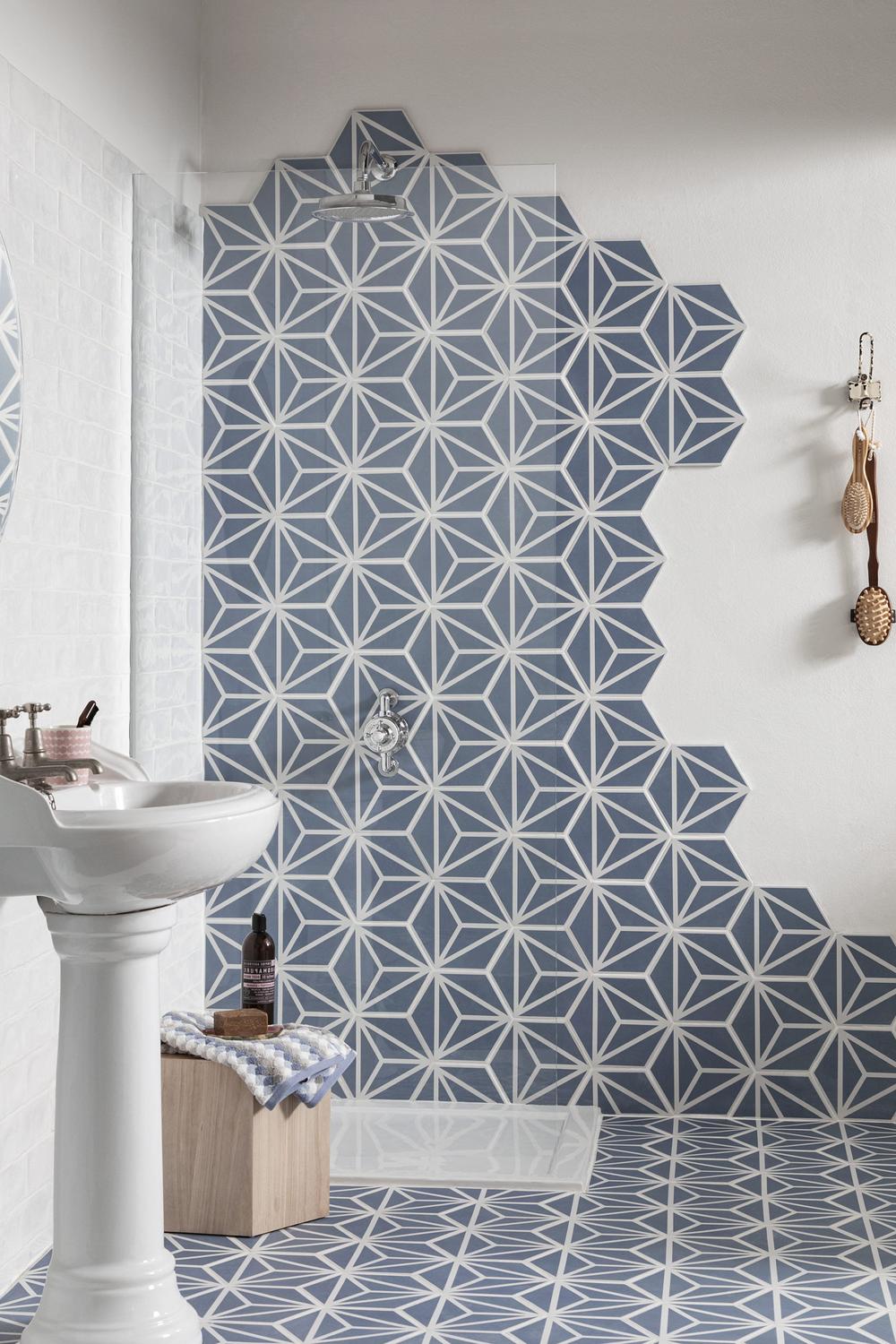 Starburst patterns harmonize with modern amenities in the bathroom.