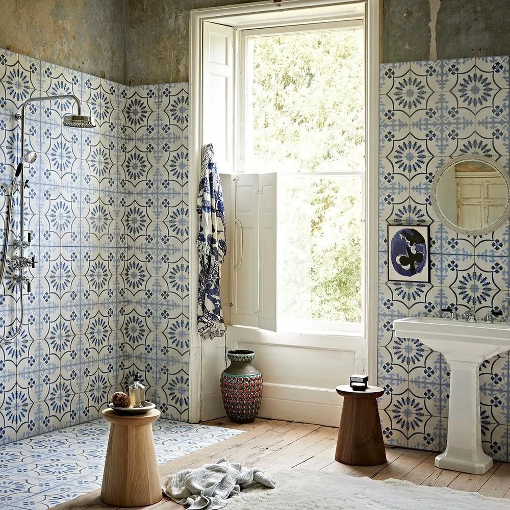 Cozy bathroom spaces with harmonized design elements for an inviting atmosphere.