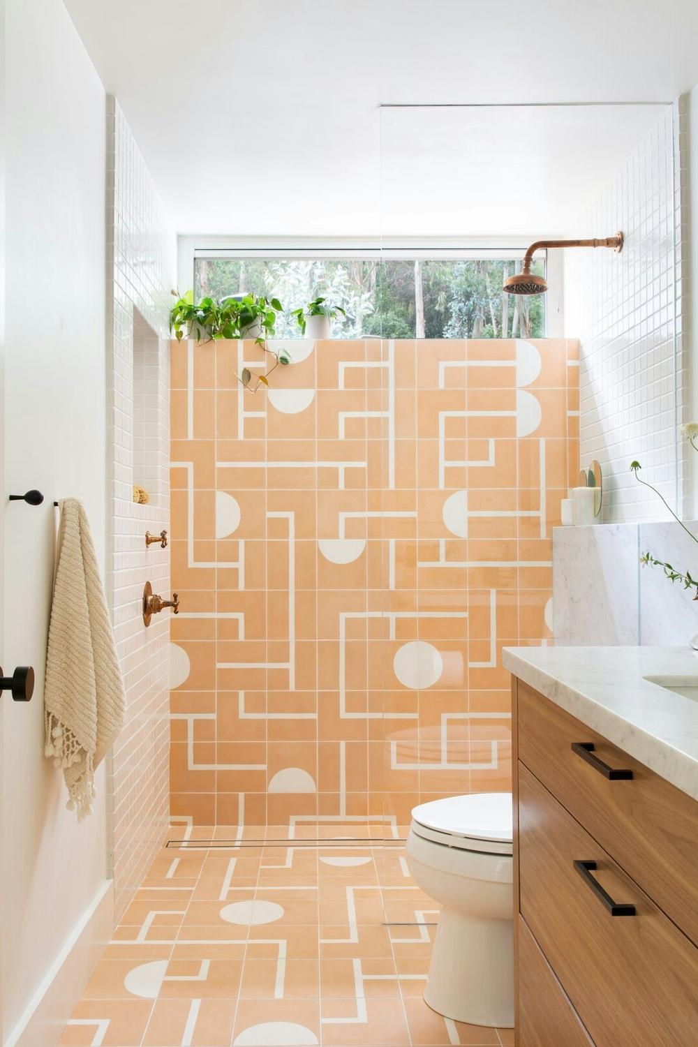 Modern bathroom integrating peach tiles and luxurious finishes