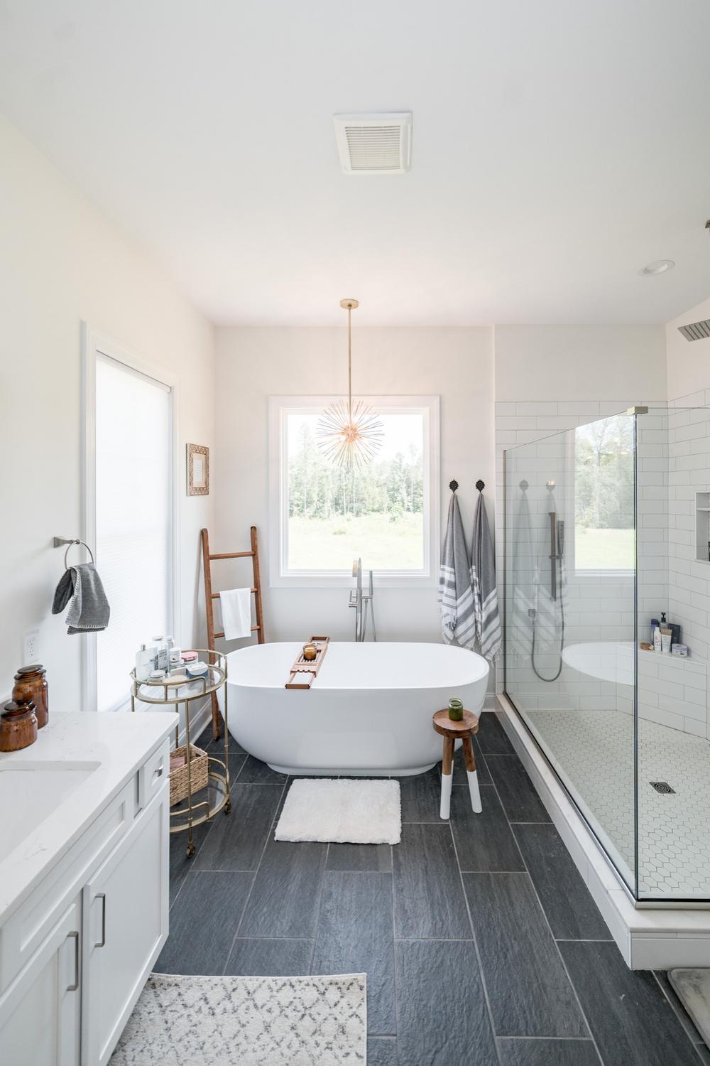 Baño elegante con bañera independiente, diseñando un espacio de relajación moderno