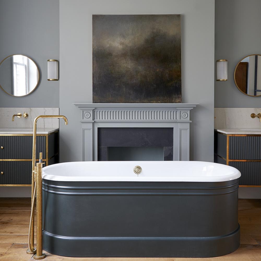 Baño con bañera de diseño moderno, combinando elegancia y funcionalidad
