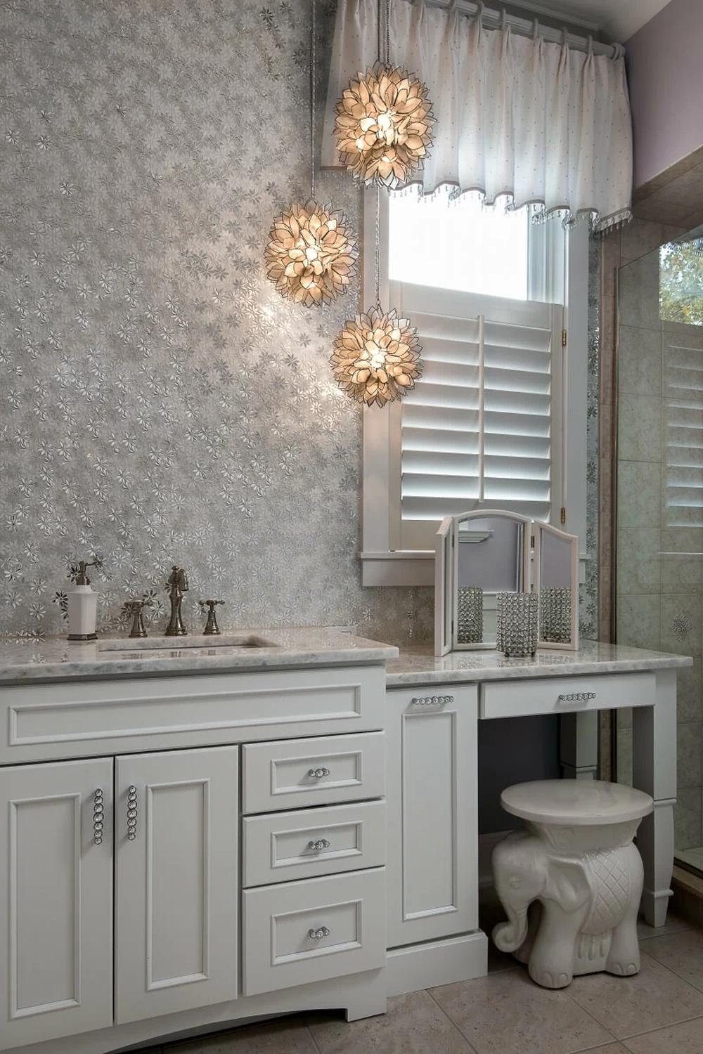 Baño con papel tapiz texturizado en gris perla, creando un ambiente acogedor y sofisticado