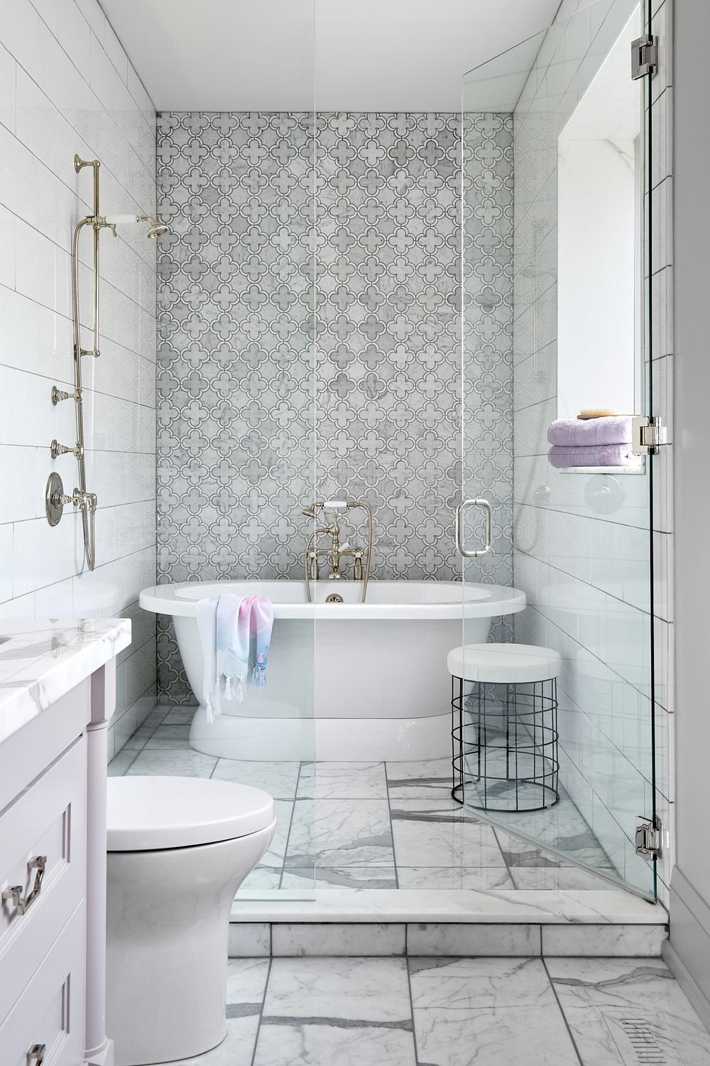 Baño minimalista con tonos grises y blancos que amplían la sensación de espacio