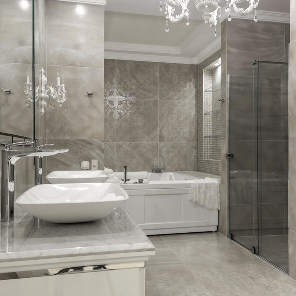 Baño moderno con bañera de diseño elegante, ofreciendo confort y funcionalidad