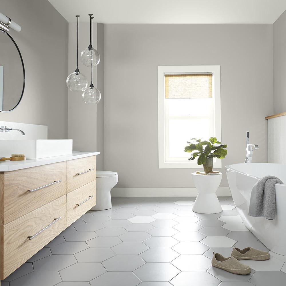 Baño sereno con elementos modernos en gris perla, creando un refugio relajante