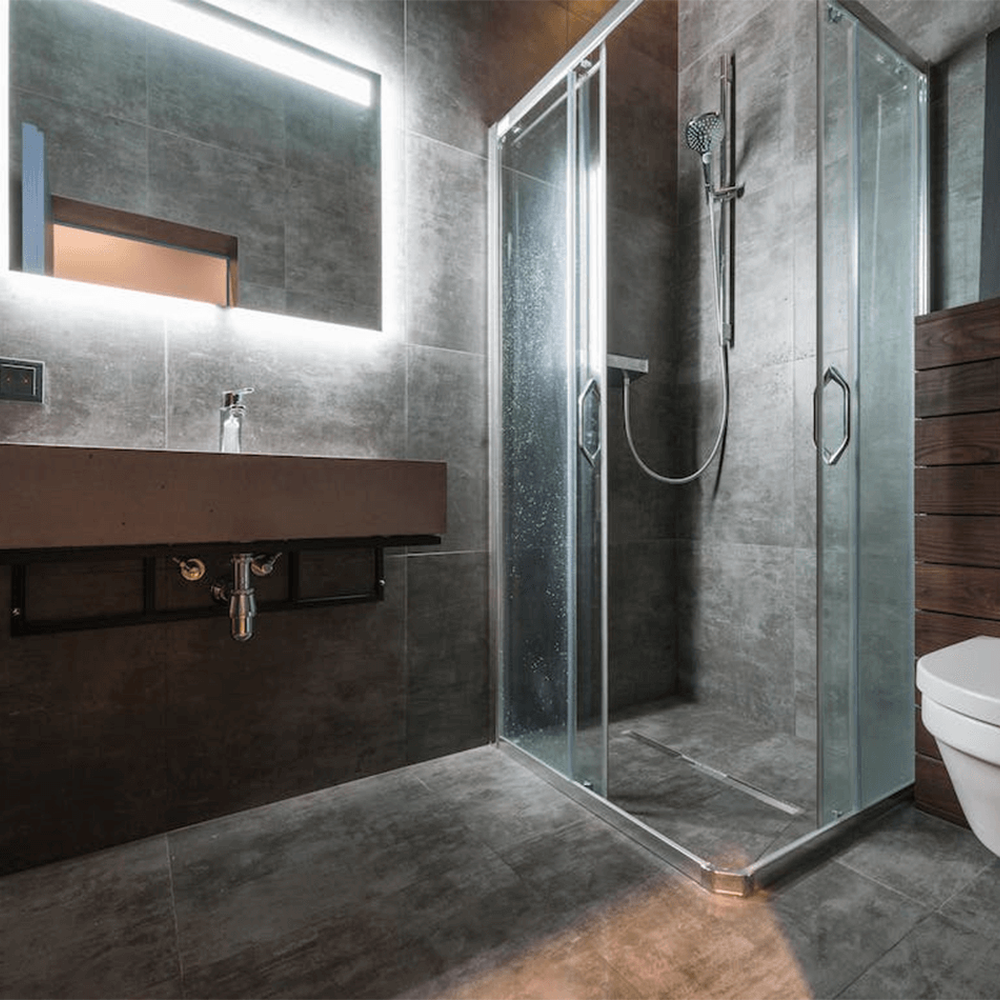 Baño escultórico en gris perla, ofreciendo un estilo contemporáneo y único