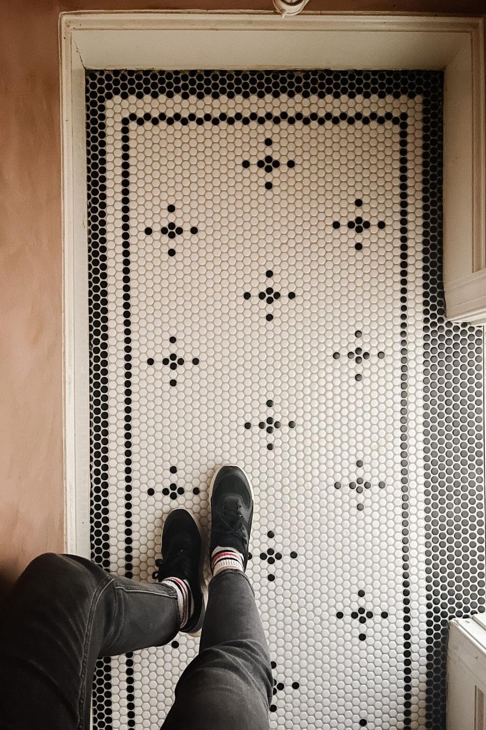 24 Penny Tile Bathroom Ideas for a Timeless Look