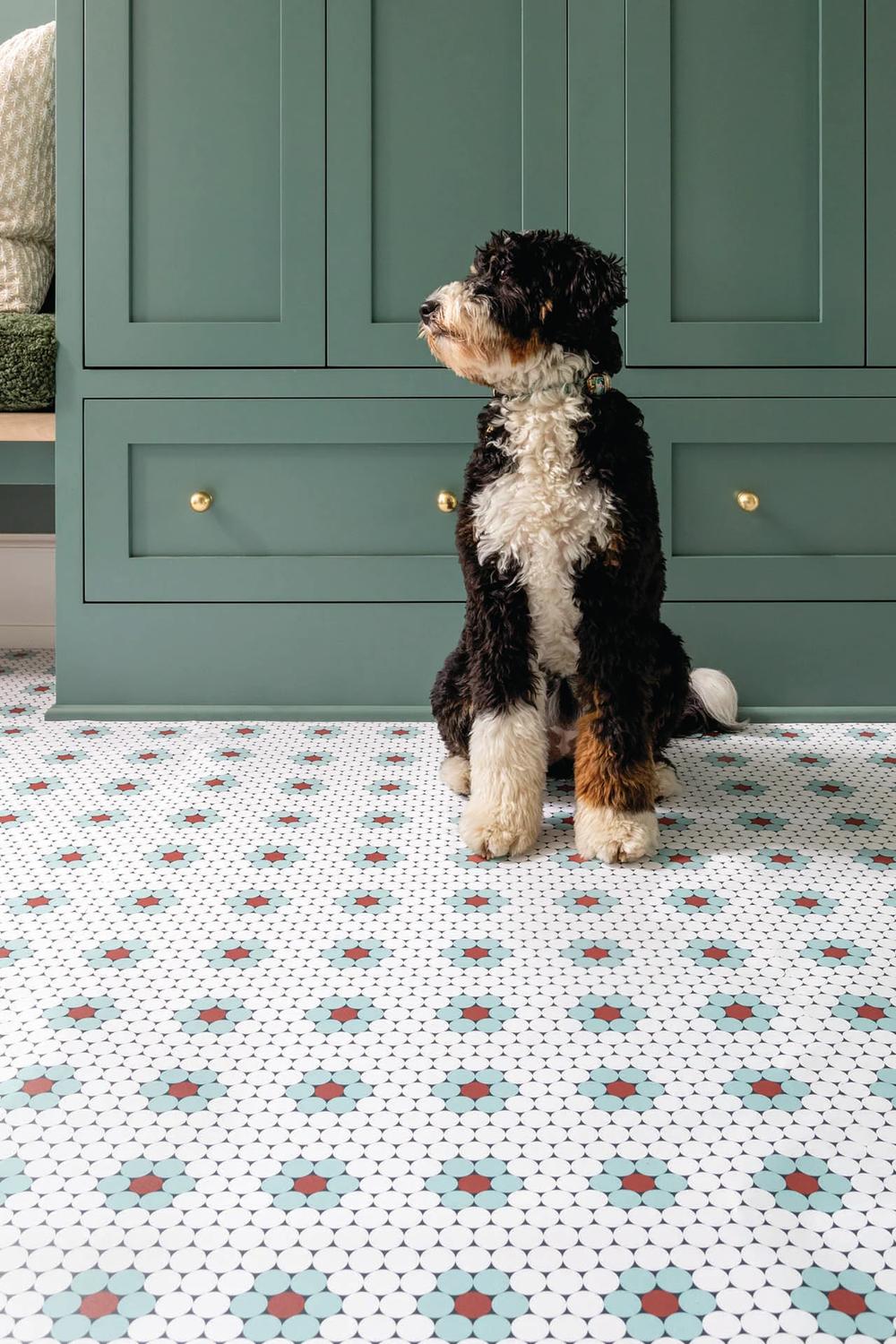 Penny Tile Bathroom Floor: Combinación armónica de colores