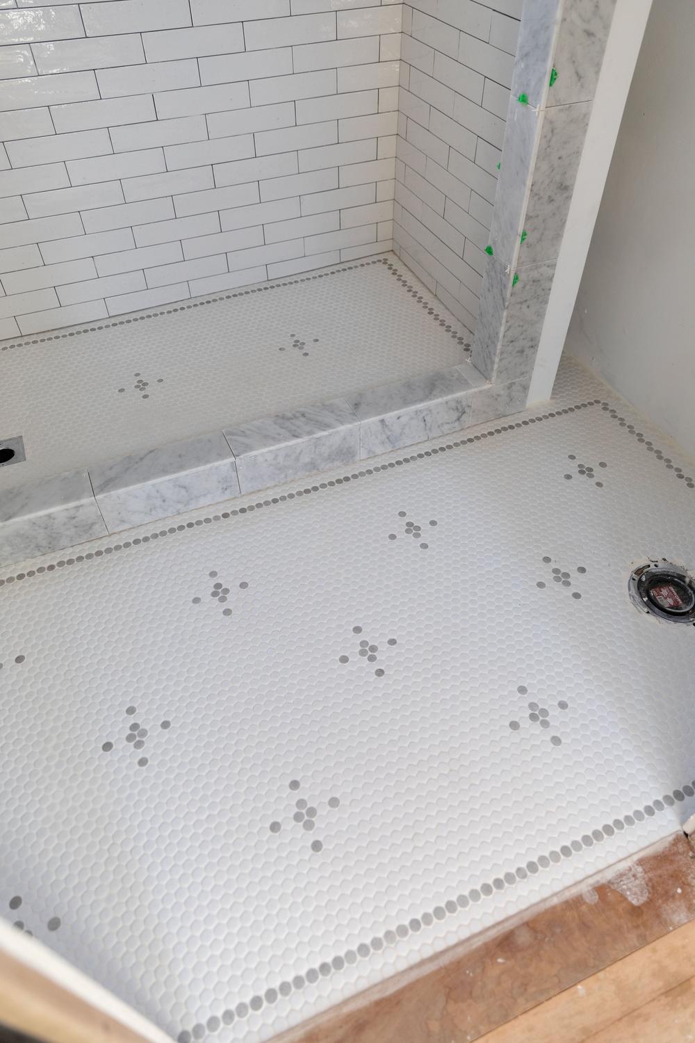 Penny Tile Shower Area: Un baño con un toque moderno