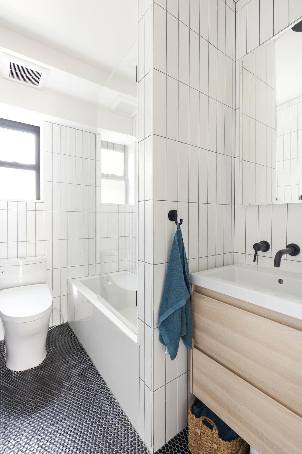 Penny Tile Floor: Sofisticación moderna en un entorno blanco