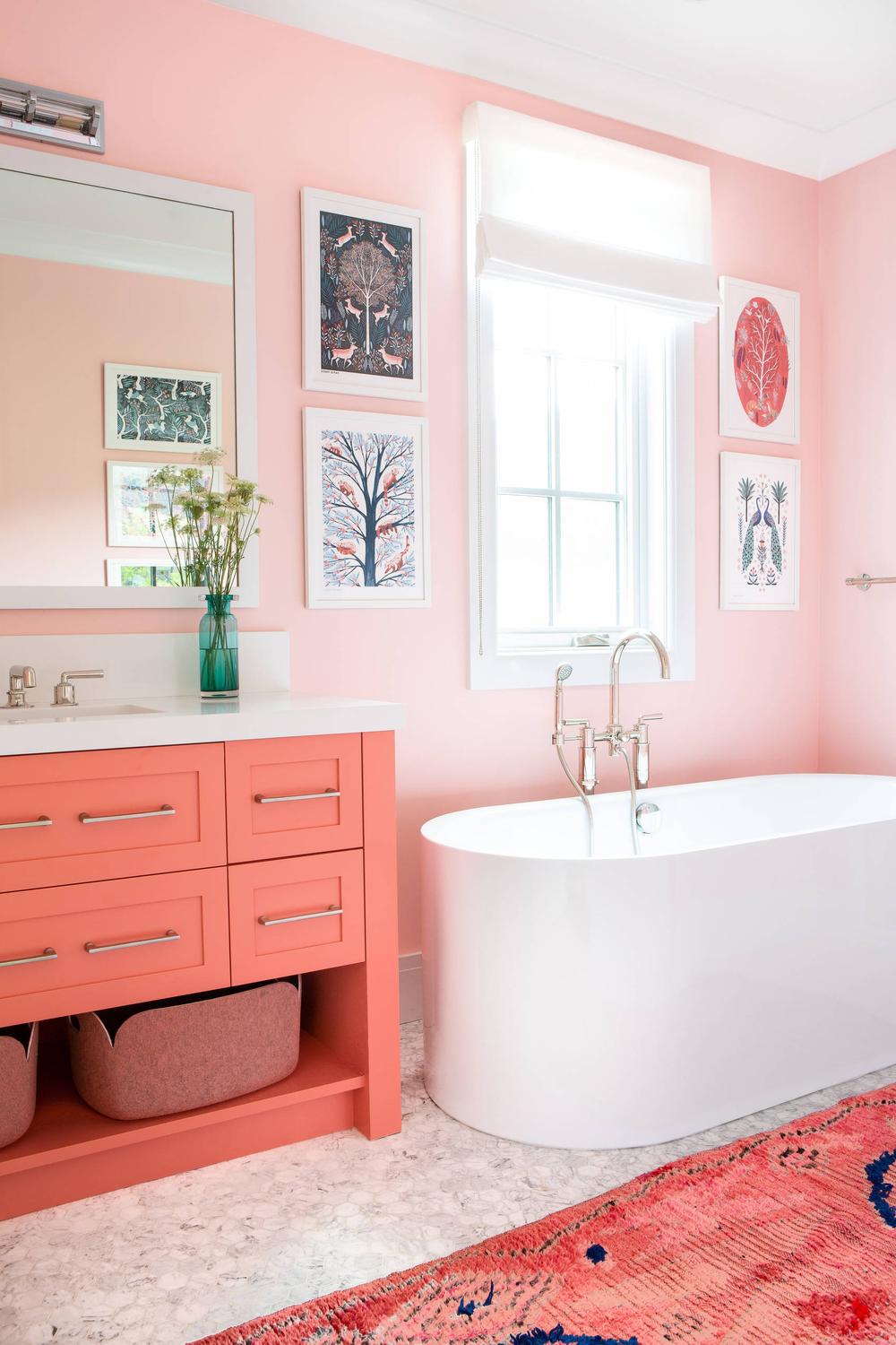 Inviting rustic bathroom featuring natural elements and vibrant decor.