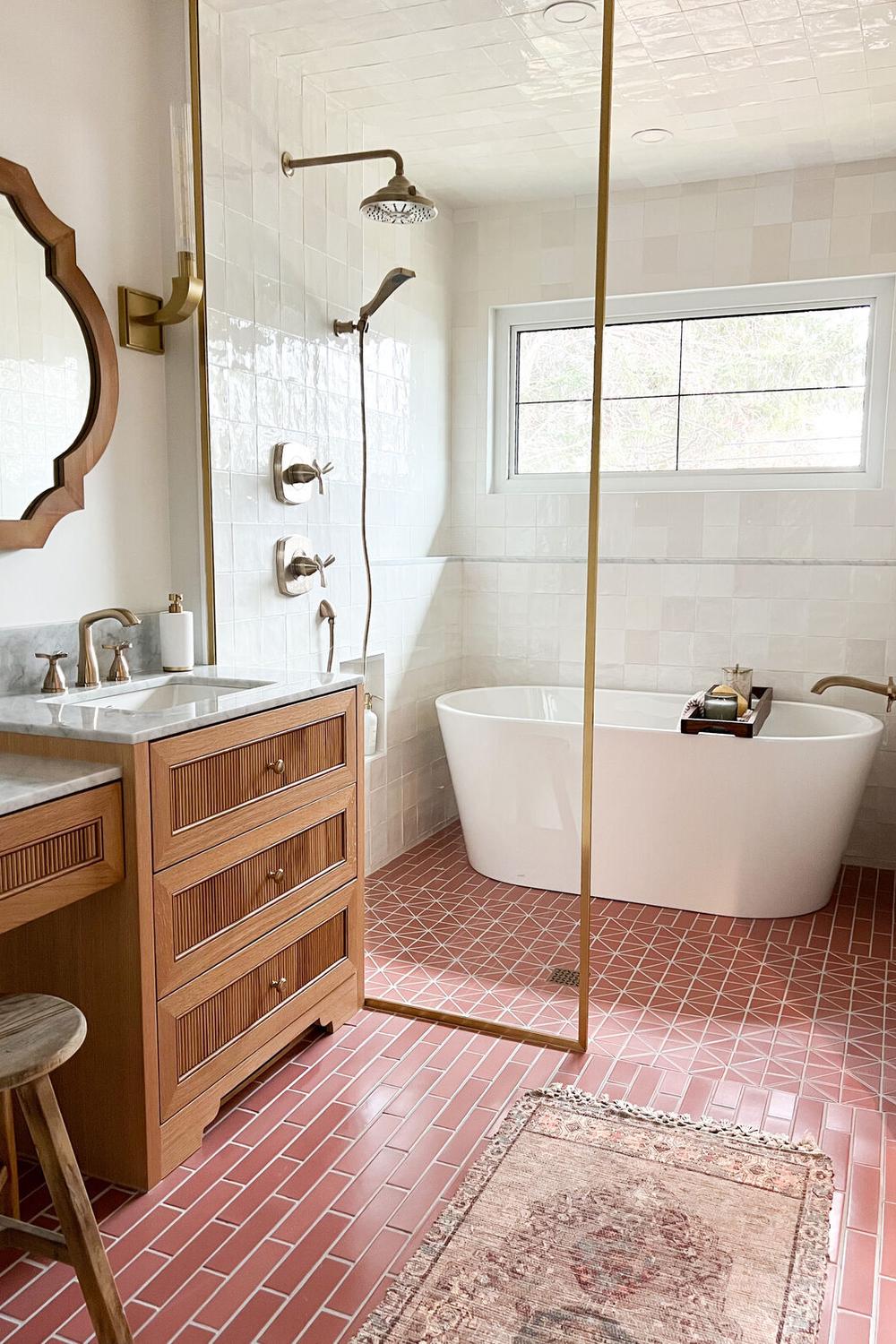 Estilo moderno con azulejos rosas en el suelo y accesorios elegantes en el baño.