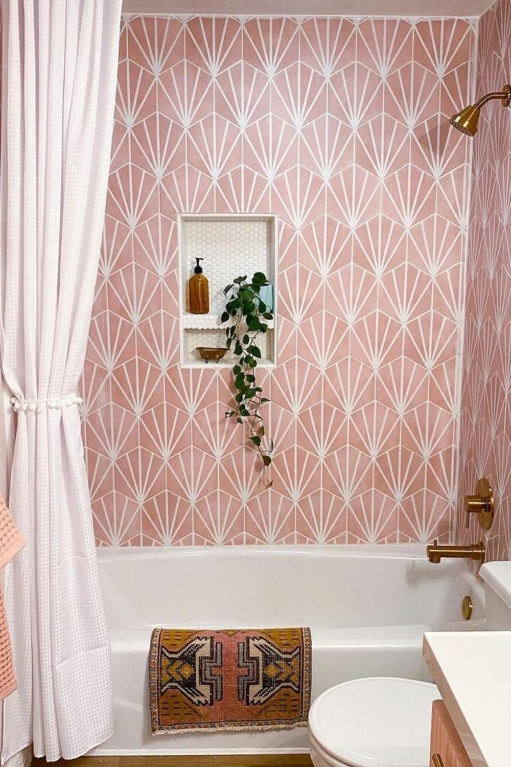 Baño elegante con azulejos rosas y diseño moderno lleno de detalles.