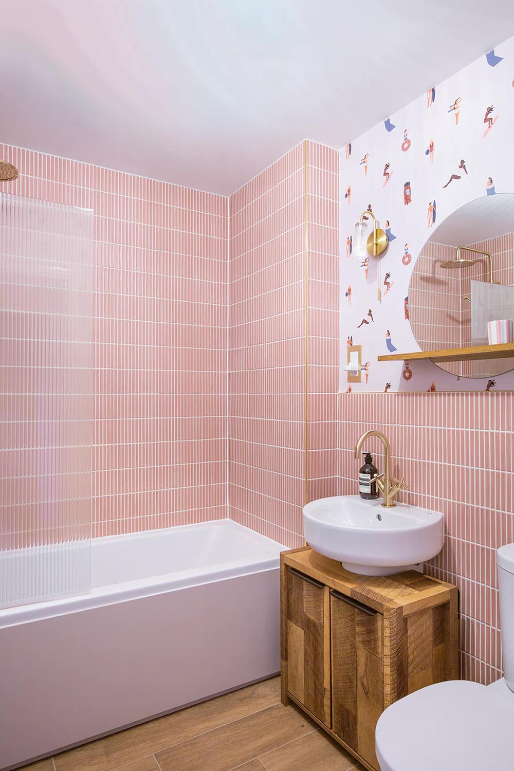 Baño contemporáneo con azulejos rosas y detalles divertidos que resaltan.