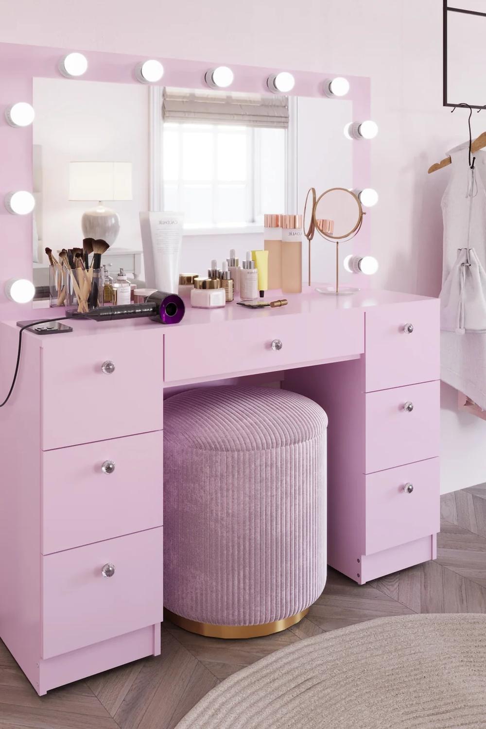 Tocador rosa moderno con taburete elegante