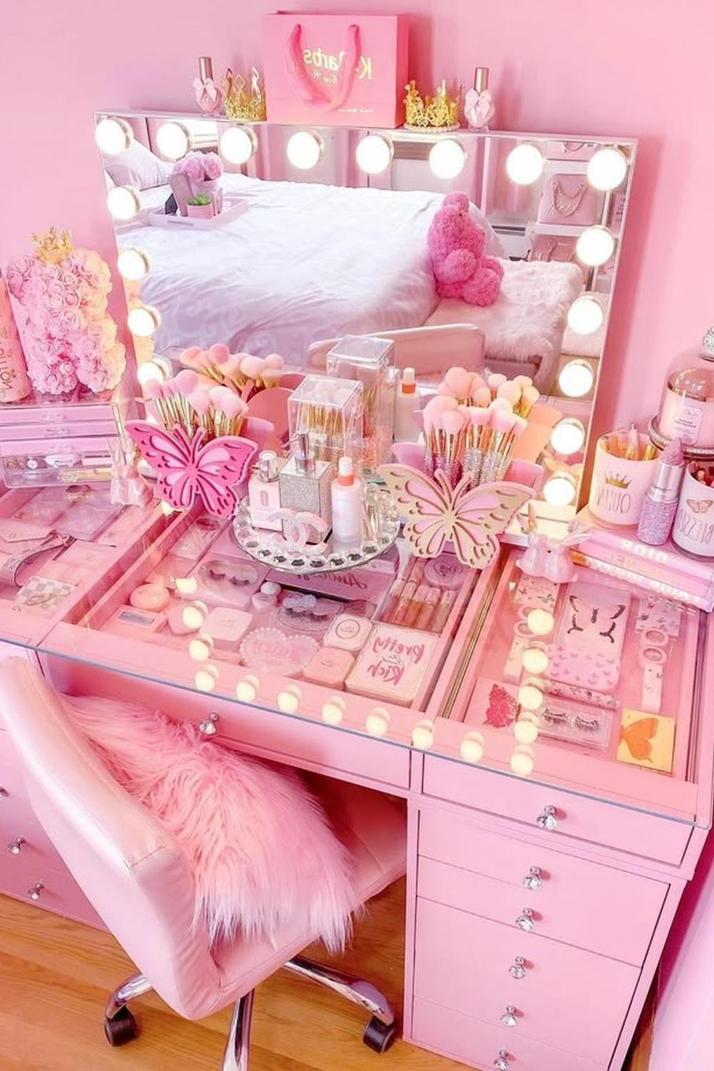 Tocador rosa bien organizado con decoraciones divertidas