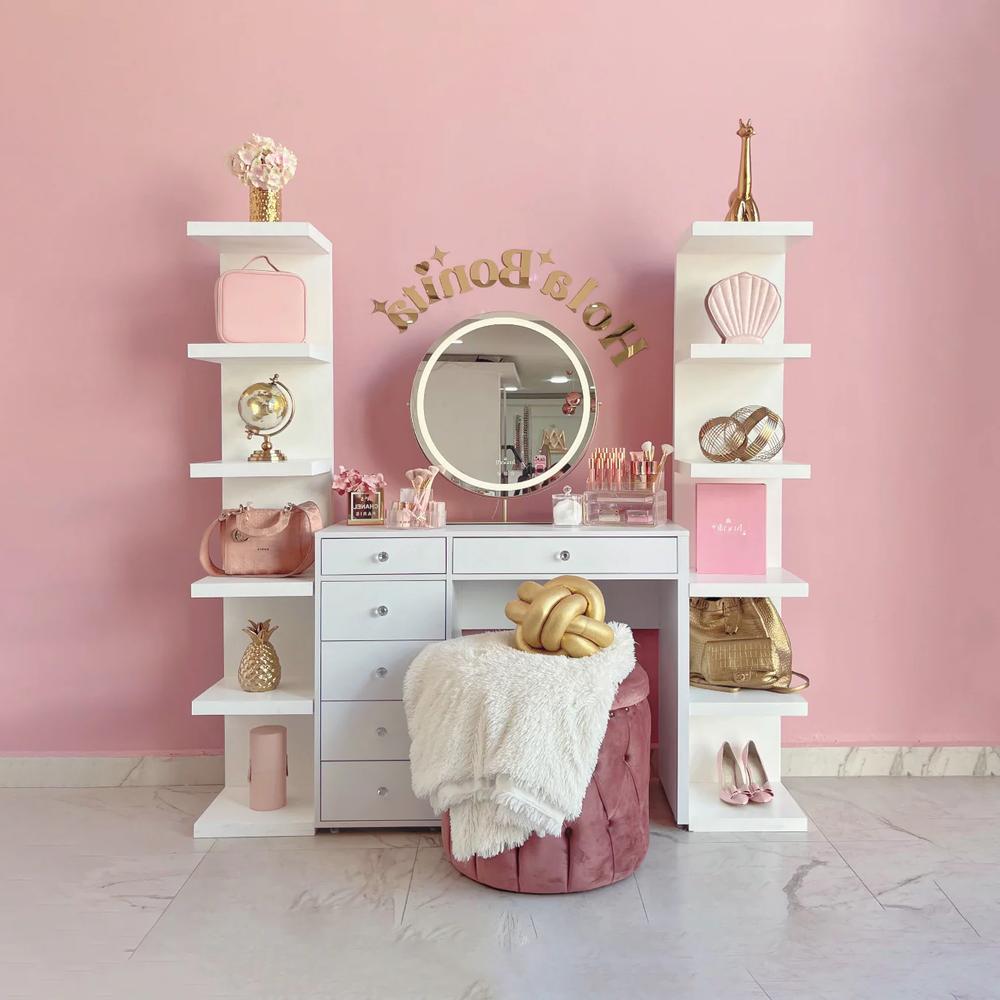 Tocador rosa encantador con decoraciones elegantes