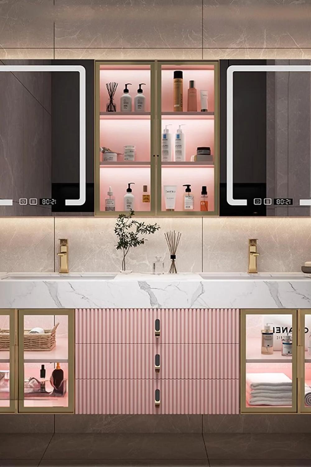Tocador rosa en un baño brillante
