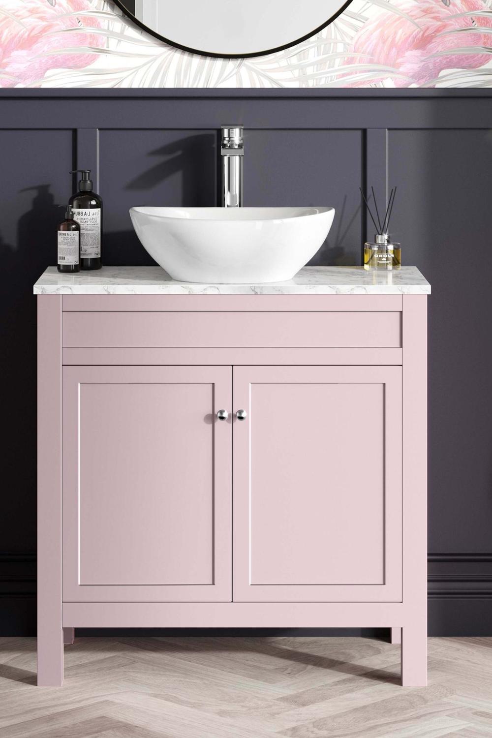 Tocador rosa minimalista en un entorno sofisticado